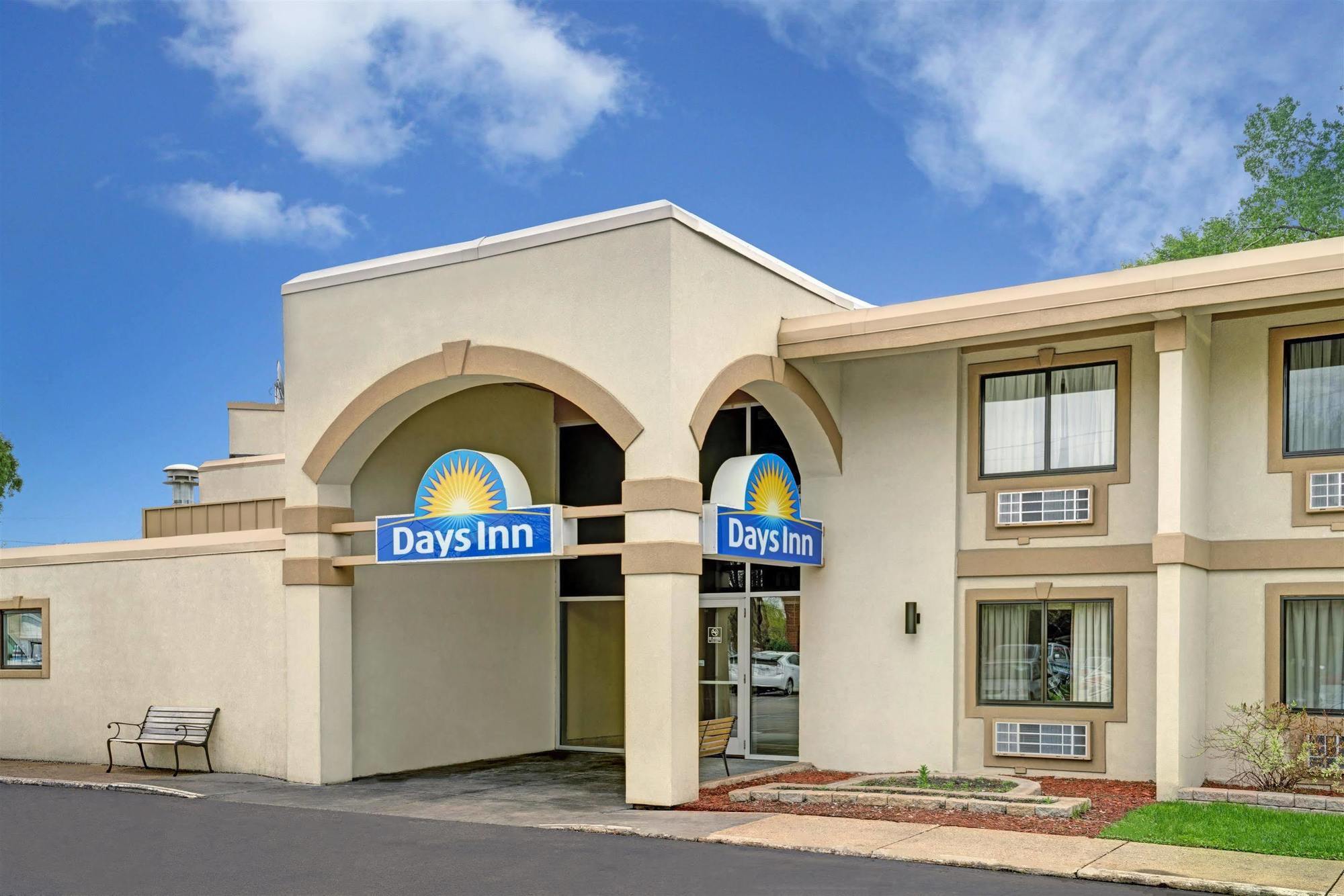 Days Inn By Wyndham Bloomington West Exterior foto